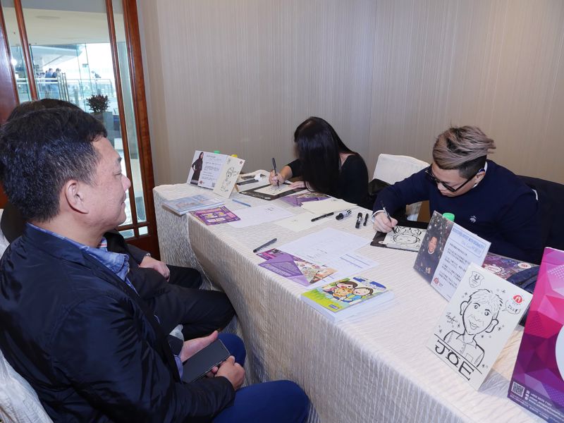 大會特別邀請兩位展能藝術家為嘉賓繪畫人像畫。